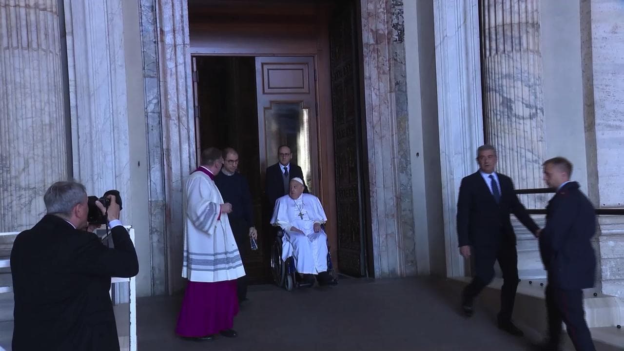 Papa Francesco torna in pubblico a San Pietro e attraversa la Porta Santa