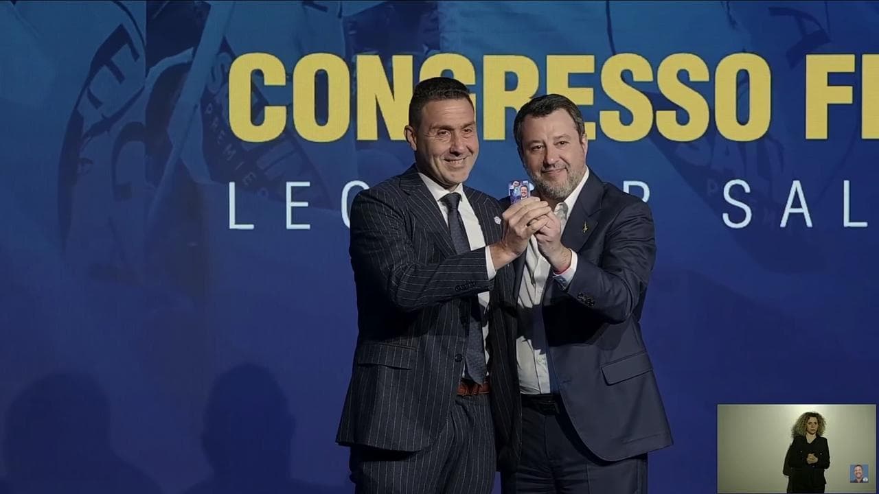 Salvini consegna a Vannacci la tessera della Lega