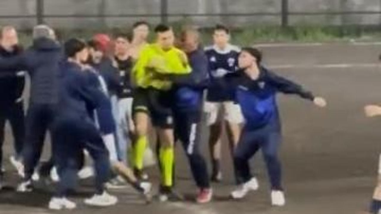 La selvaggia aggressione all'arbitro in una partita in Sicilia che ha provocato la protesta dell'Aia