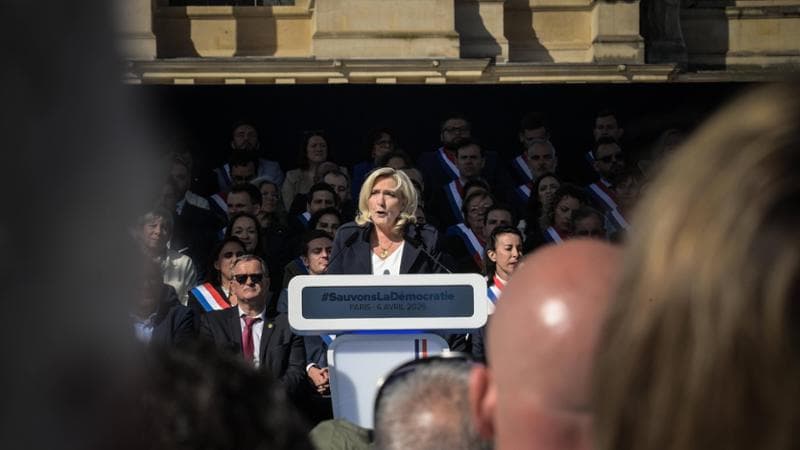 Francia, la prova di forza di Le Pen in piazza a Parigi: “Non mollerò”