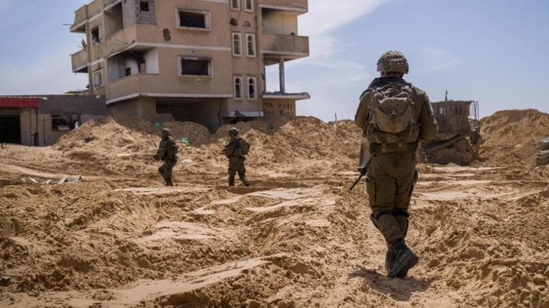 Gaza, Israele bombarda la tenda dei giornalisti: 2 uccisi. Il video di un cronista tra le fiamme
