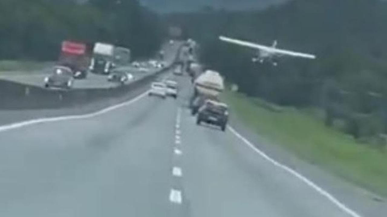 Brasile, guasto al motore: l'atterraggio da brivido sull'autostrada