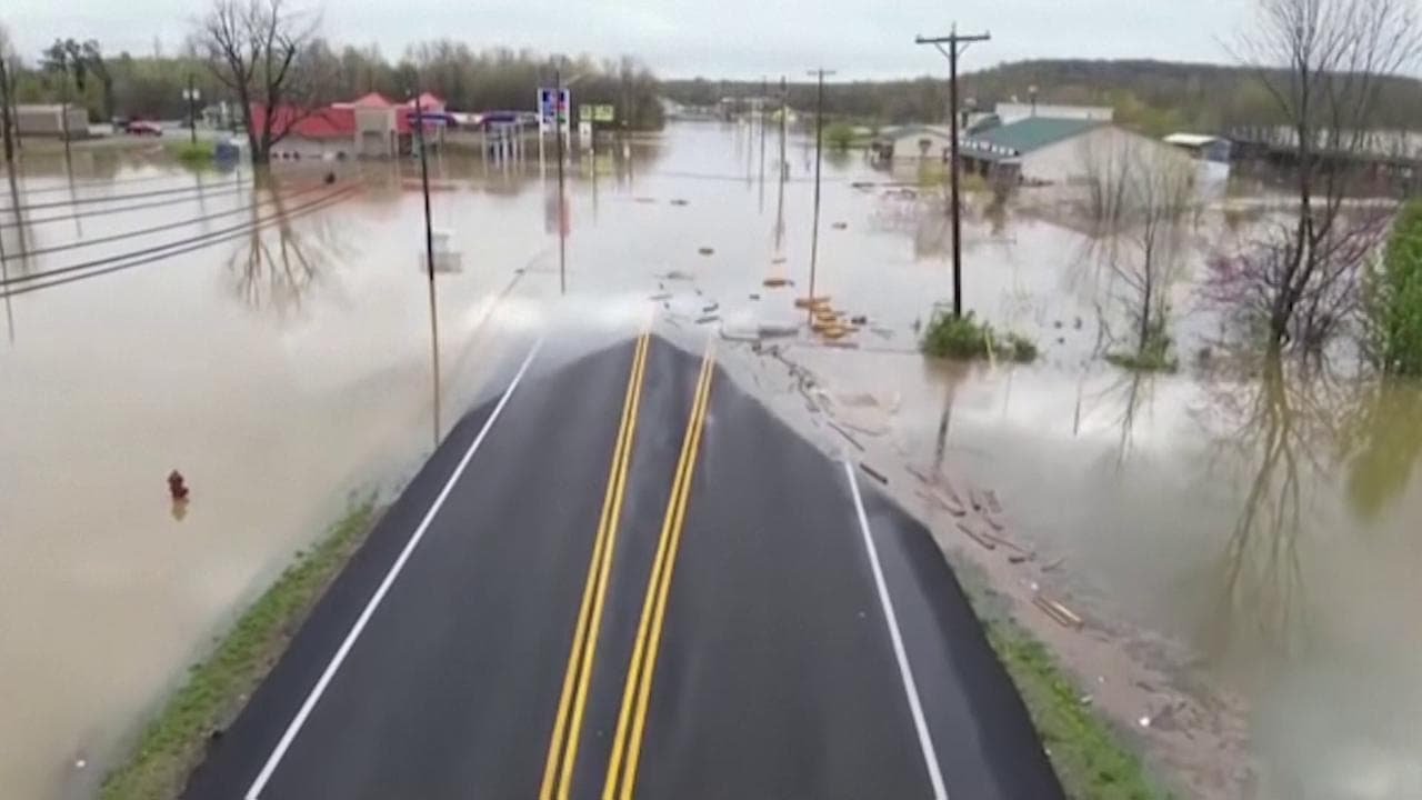 Usa, inondazioni in Kentucky: case e strade sommerse dall'acqua. Le immagini dal drone