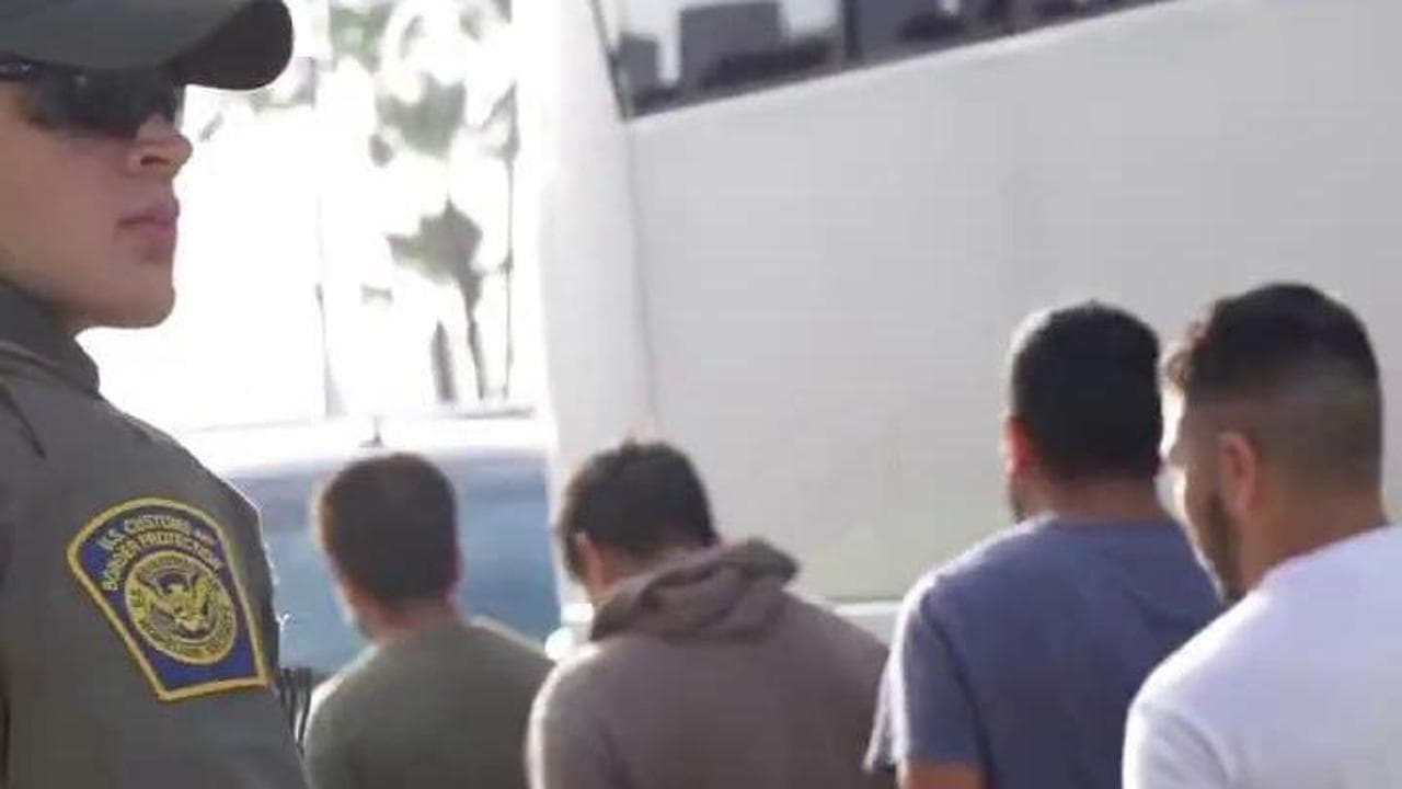 Migranti, polemiche per il video irridente pubblicato dalla Casa Bianca: "Goodbye"