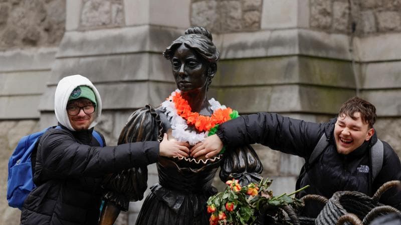 “Non toccate il seno di Molly Malone”. Dublino protegge la statua simbolo