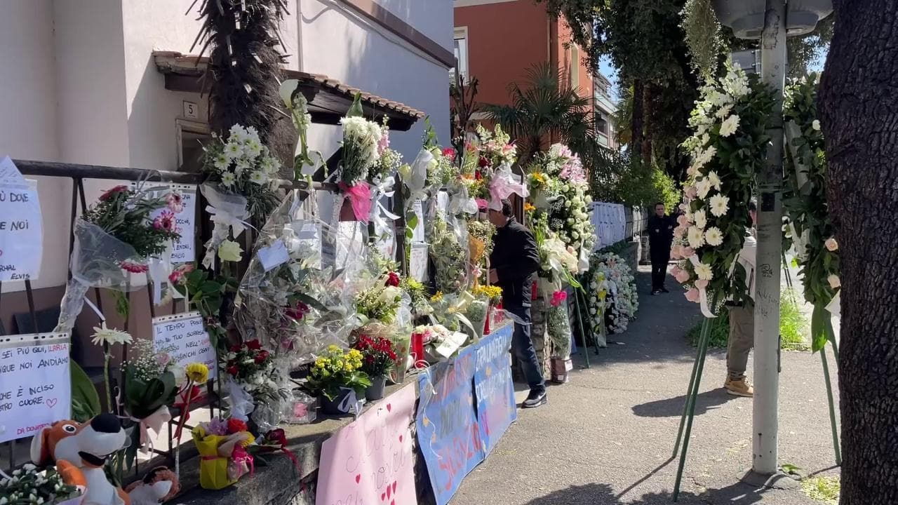 Femminicidio Ilaria Sula, fiori e striscioni davanti alla sua casa a Terni