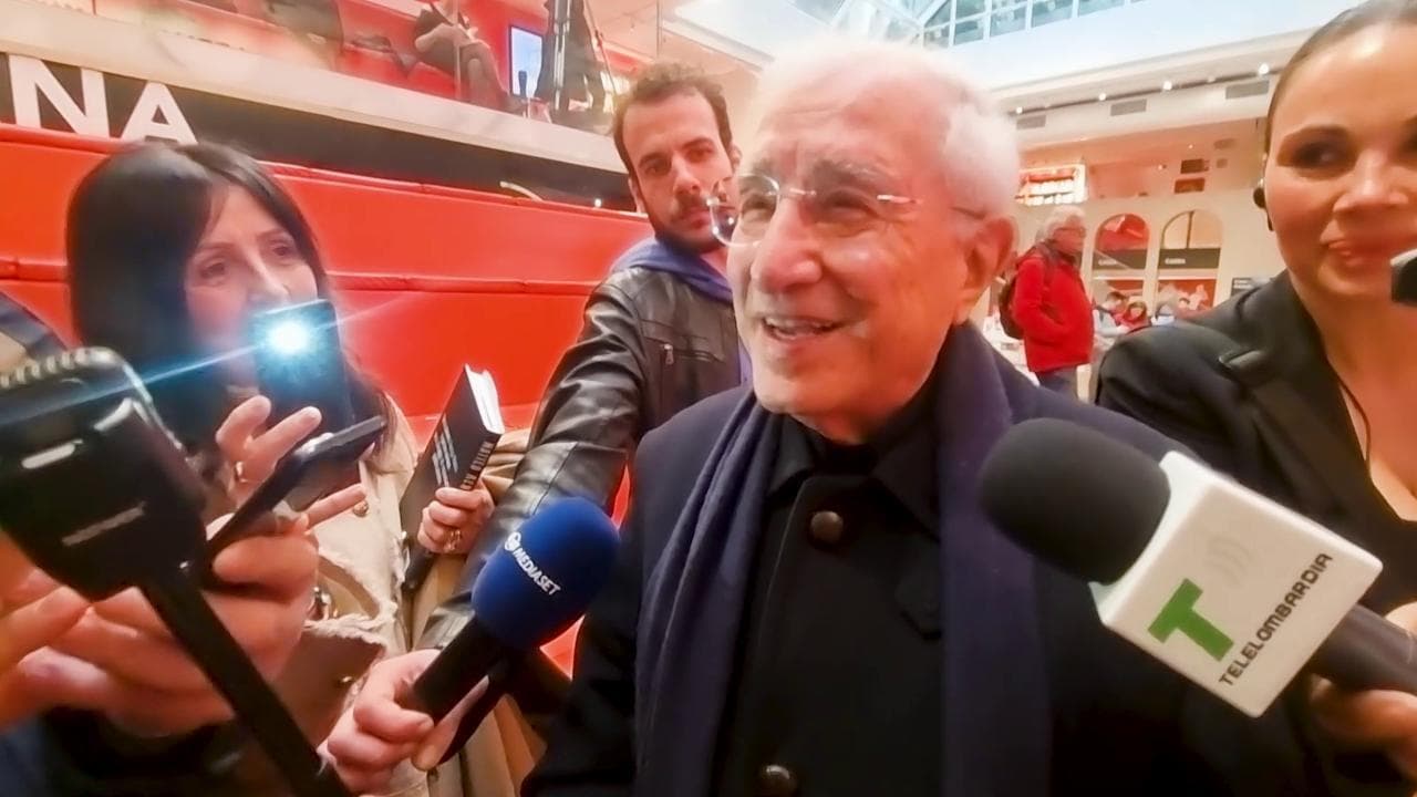 Al firmacopie del libro di Renzi spunta Dell'Utri: "È l'erede di Berlusconi, il migliore"
