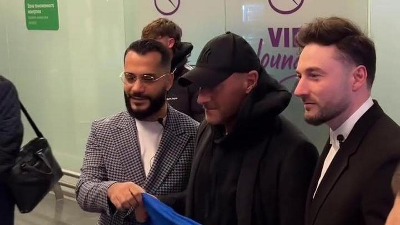 Francesco Totti sbarca a Mosca: l'accoglienza in aeroporto con una maglia numero 10