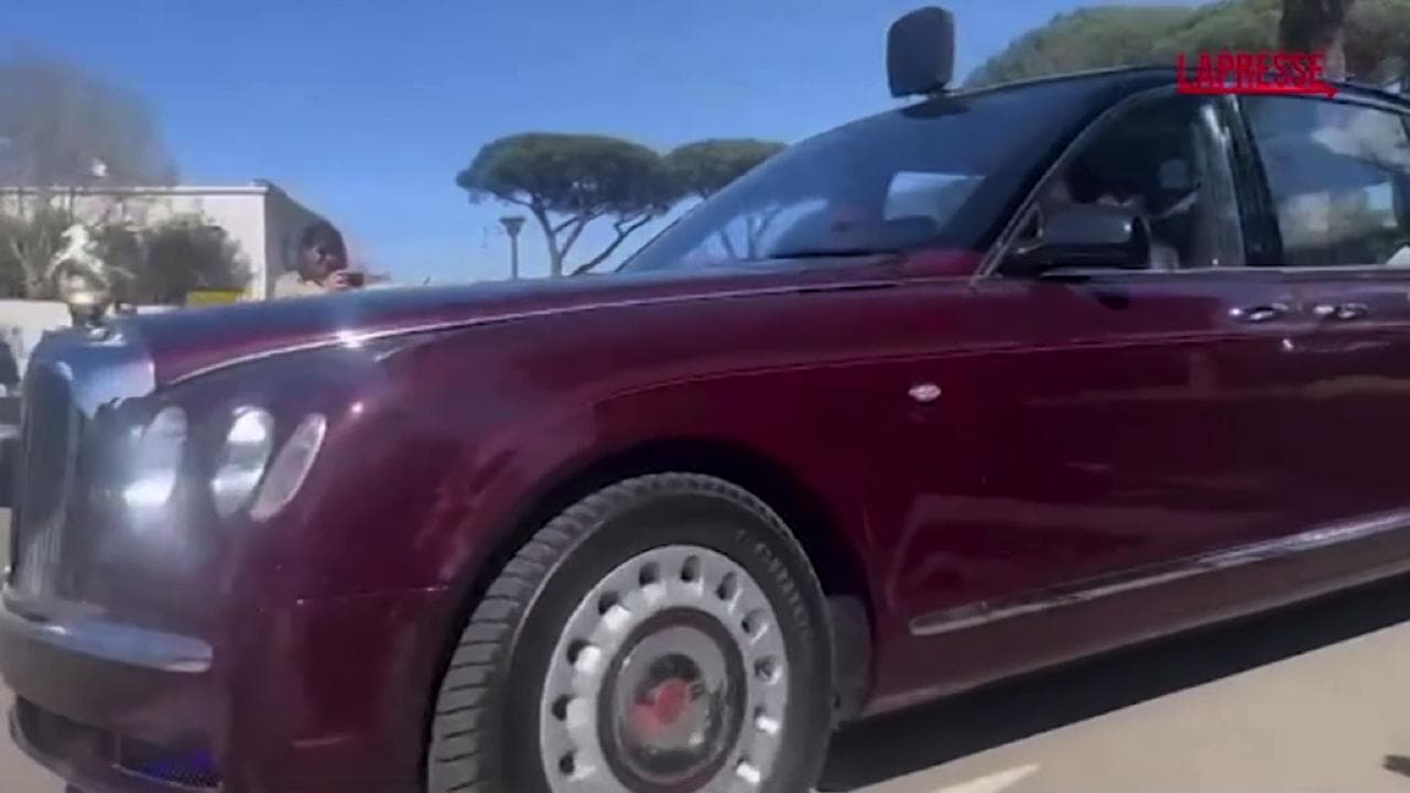 Carlo e Camillo a Roma, ecco la Bentley State Limousine della Casa Reale