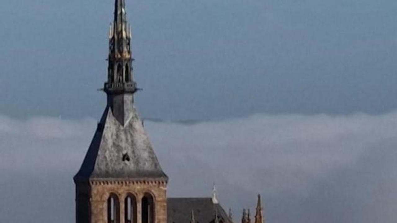 Normandia, la nebbia avvolge l'abbazia di Mont Saint-Michel: le spettacolari immagini dal drone