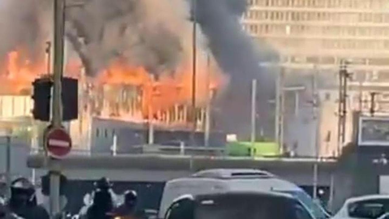 Fiamme a Parigi, brucia il centro di raccolta differenziata: fumo visibile in tutta la città