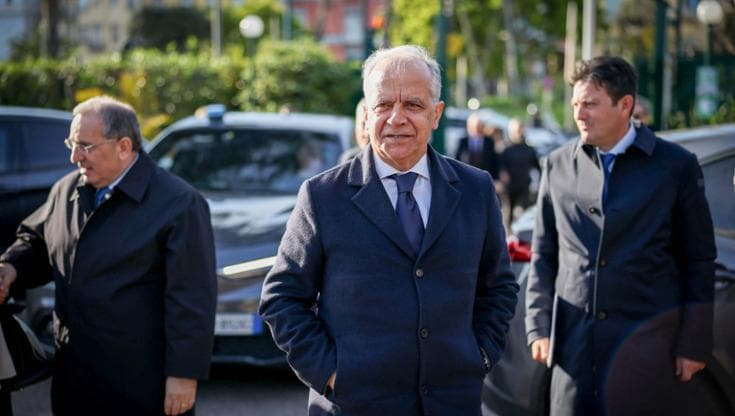 Come dare il benservito al ministro dell’Interno?