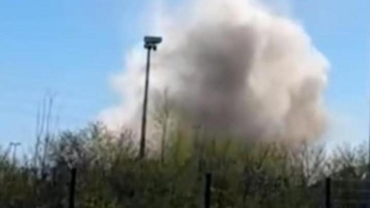 Germania, esplosione controllata: la vecchia centrale a carbone demolita per far posto a una eolica