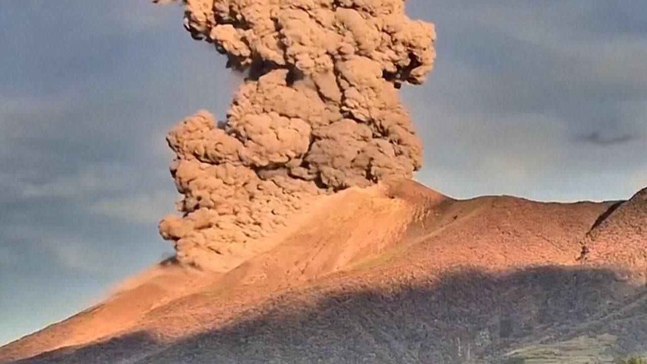 Filippine, il vulcano Kanlaon erutta all'alba: cielo di fuoco e cenere, nube alta 4 km