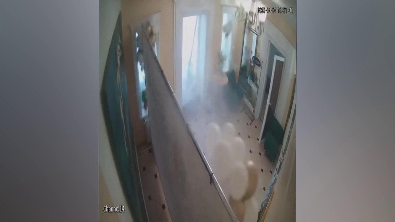 Missile russo su Kryvyi Rih: le telecamere di un ristorante documentano il momento dell'esplosione