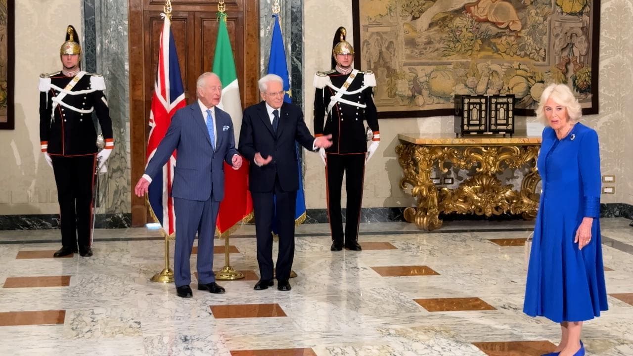 Italia-Gb: le foto ufficiali di Camilla al Quirinale tra esitazioni e gaffe