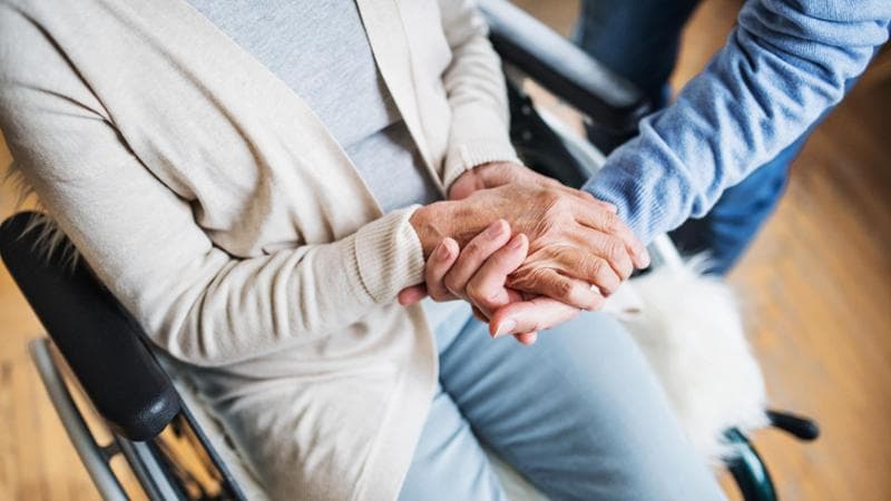 Bonus anziani 2025, 850 euro per l’assistenza domiciliare: come averlo. I rischi di esclusione