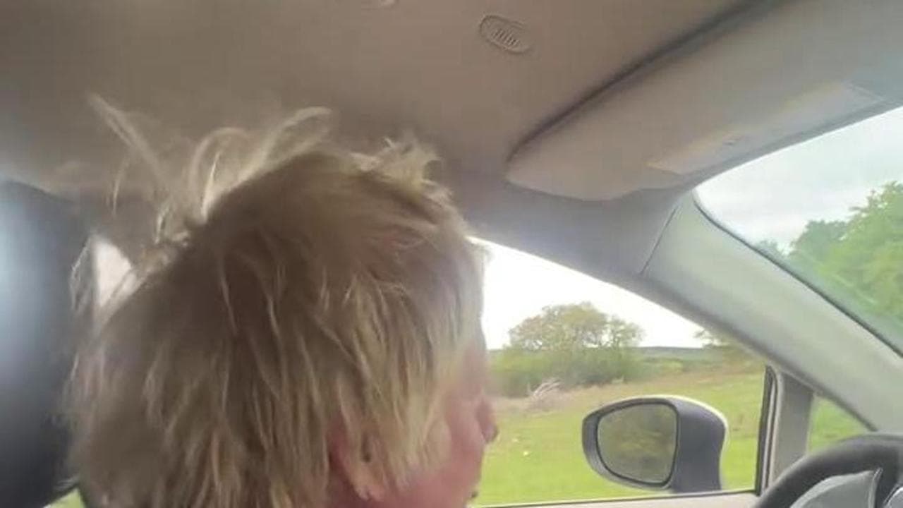Texas, l'ex premier britannico Boris Johnson "aggredito" da uno struzzo durante un safari