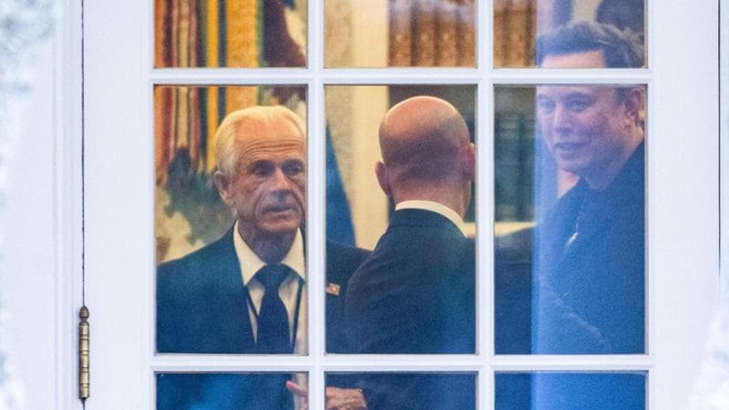 Peter Navarro, a sinistra, e Elon Musk
