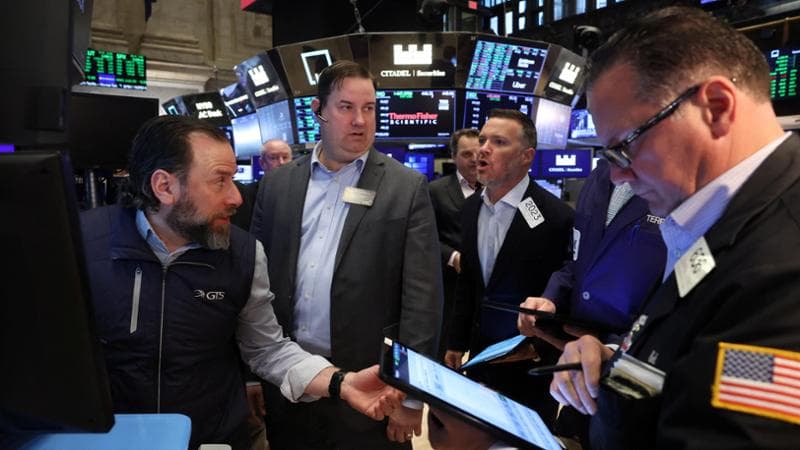 Traders work on the floor at the New York Stock Exchange (NYSE) in New York City, U.S., April 8, 2025.  REUTERS/Brendan McDermid
 