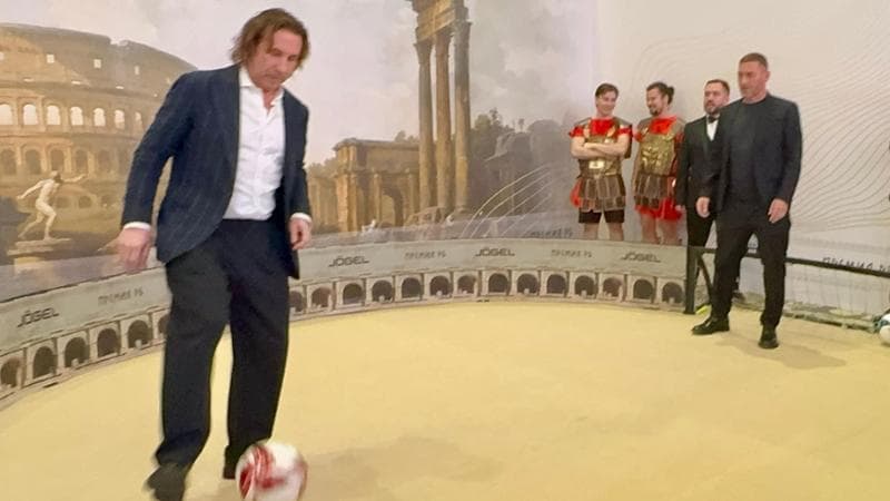 Francesco Totti ai Premi Rb 2025 si passa la palla con il russo Aleksandr Mostovoj in un campo a forma di Colosseo. Foto di Rosalba Castelletti