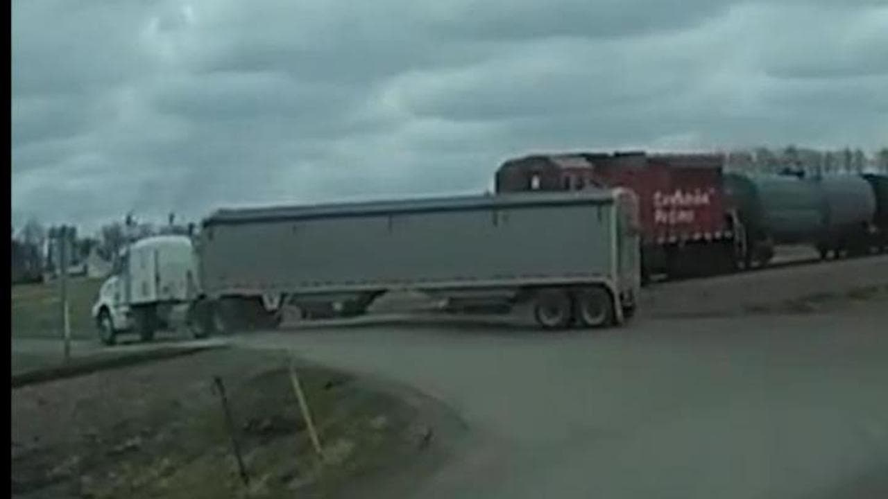 Minnesota, Tir attraversa i binari mentre arriva il treno merci: il video dell'incidente