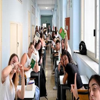Scuola, Valditara precisa: ammessi alla maturità anche con una insufficienza