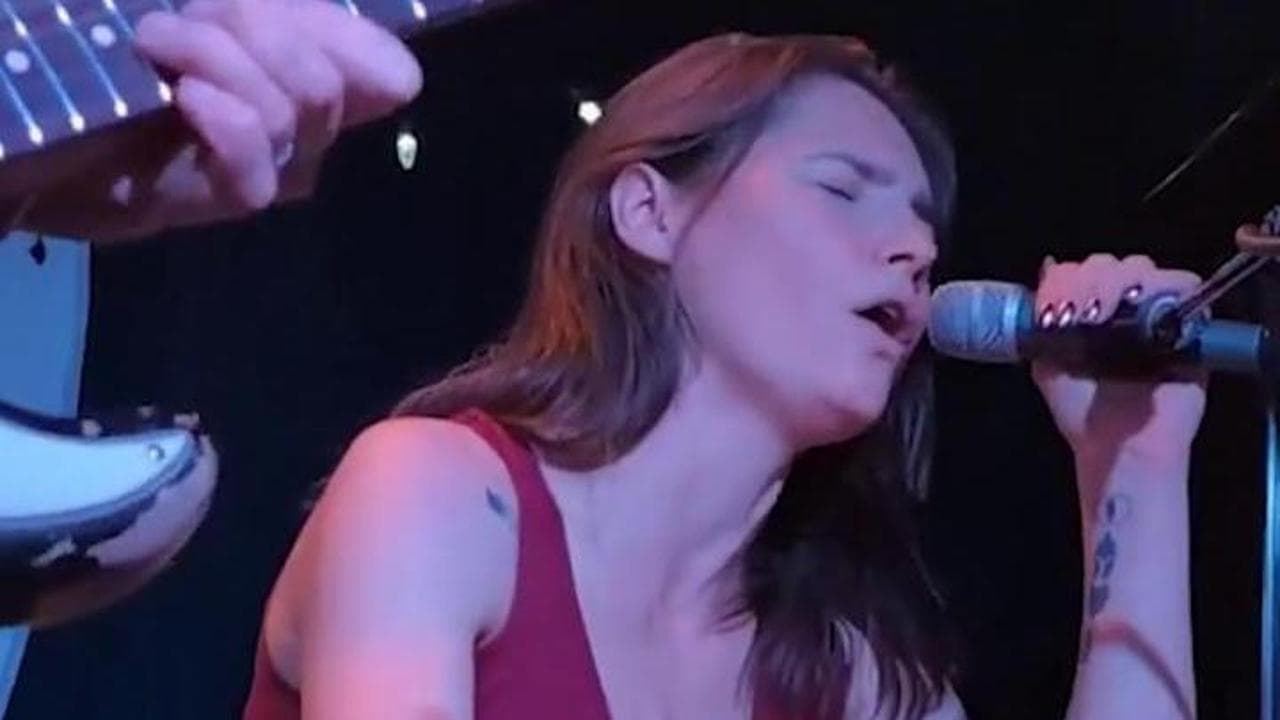 Amanda Knox canta con il chitarrista dei Pearl Jam e la band "I condannati ingiustamente"
