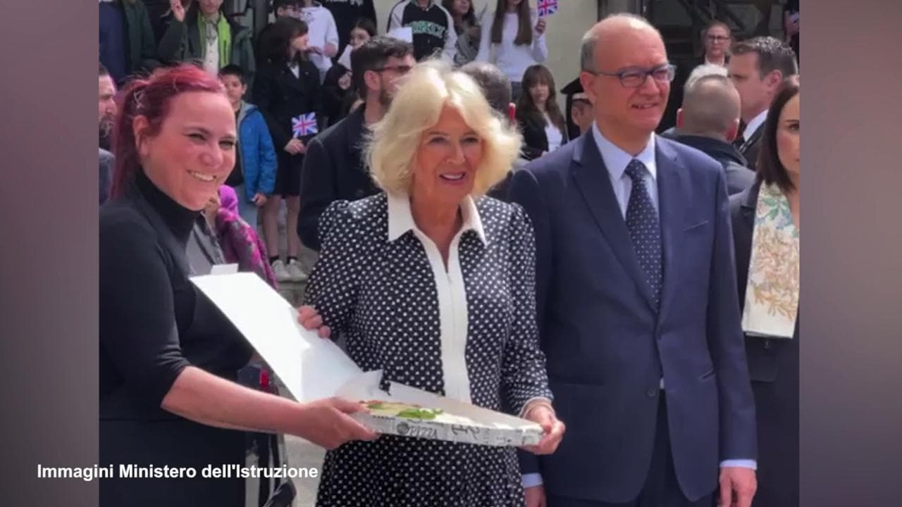 Alla regina Camilla offerta una pizza davanti alla scuola