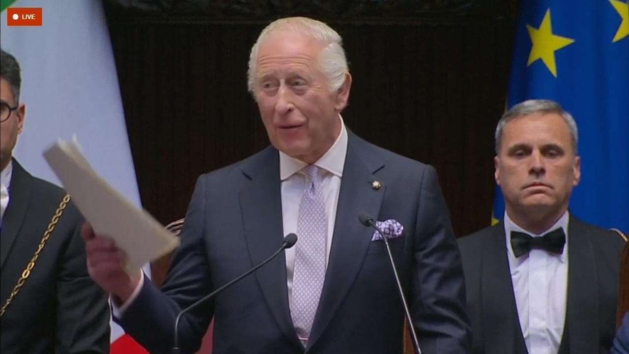 Re Carlo parla in italiano alla Camera: "Grato a Mattarella, non vorrei rovinare la lingua di Dante"