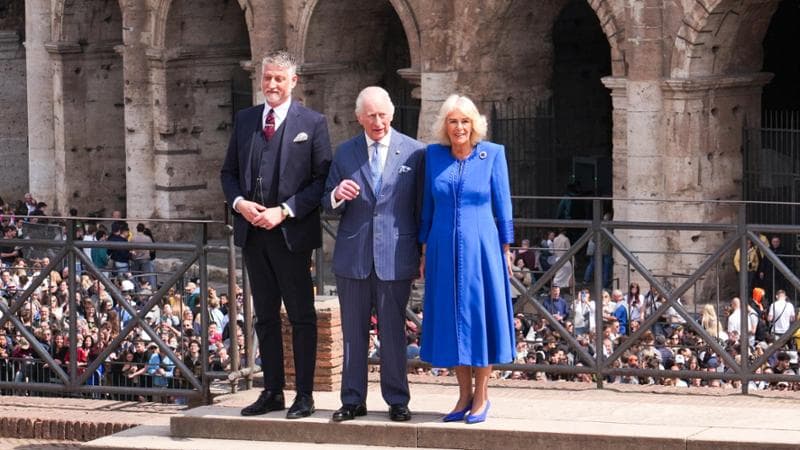 Roma, 8 aprile: re Carlo e la regina Camilla con il ministro della Cultura Alessandro Giuli davanti al Colosseo