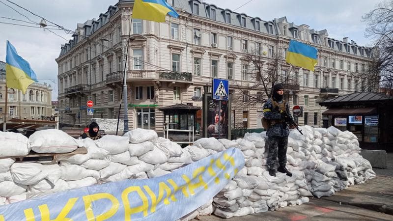 Una barricata nel centro di Odessa. REUTERS/Iryna Nazarchuk
