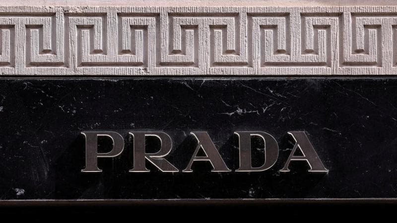 Prada e Versace, nozze con lo sconto