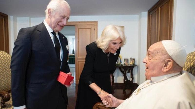 Carlo e Camilla, venti minuti a sorpresa da Francesco malato: “Felicissimi dell’invito”