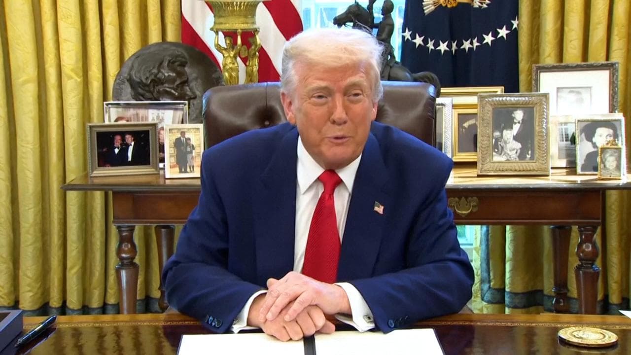 Trump e l'ordinanza per "la libertà della doccia": "Ho bisogno di 15 minuti per i miei capelli"