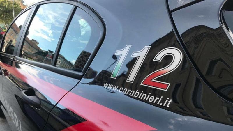 Chieti, non si fermano all’alt e tentano di investire un carabiniere: lui apre il fuoco