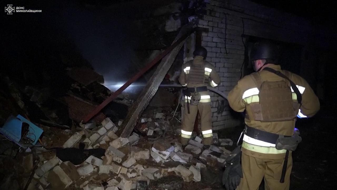 Ucraina, droni russi distruggono un condominio a Mykolaiv: i soccorsi dopo il raid