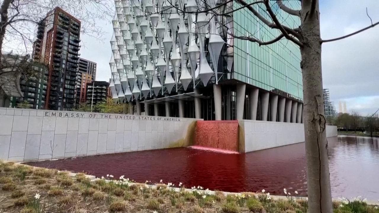 Londra, la protesta di Greenpeace: "Basta armi a Israele": vernice rosso sangue all'ambasciata Usa