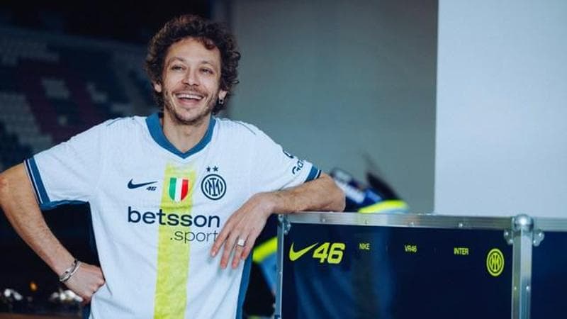 Valentino Rossi con la maglia dell'Inter a lui dedicata