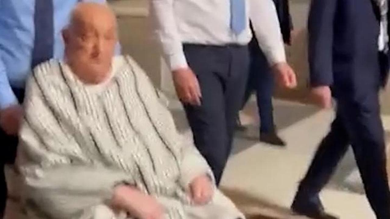 Papa Francesco a sorpresa a San Pietro, senza l'abito bianco ma con poncho e pantaloni