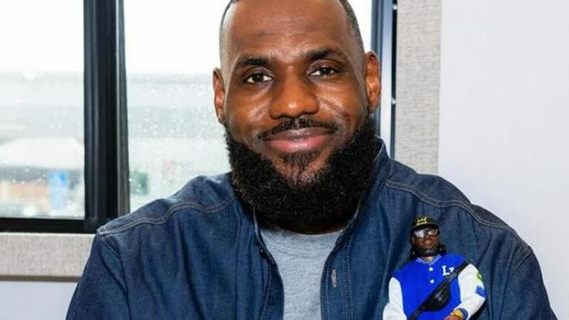 LeBron James con il Ken che lo rappresenta