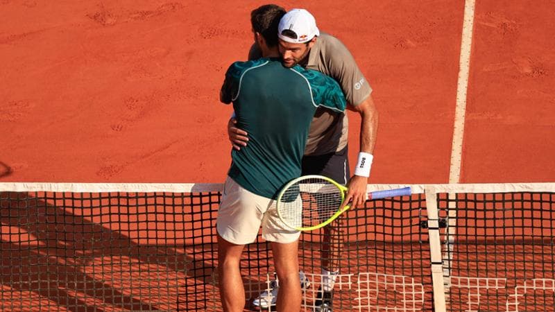 L'abbraccio a fine partita tra Lorenzo Musetti e Matteo Berrettini