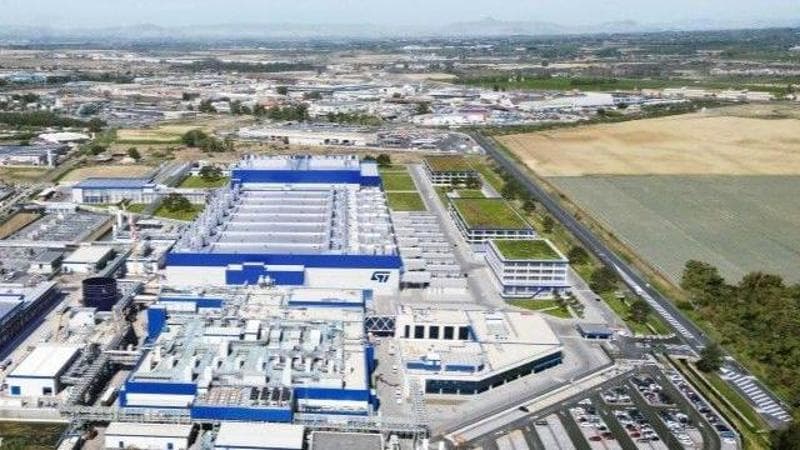 St investe di più in Italia annunciati 2.800 tagli globali
