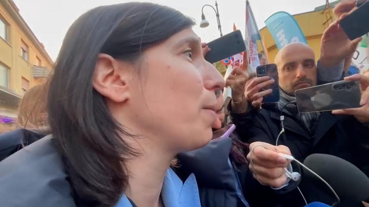 Schlein da Monfalcone: "La destra sa solo piegare la testa davanti ai potenti come Trump"
