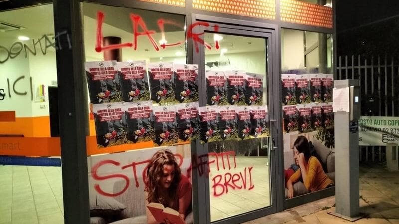 Imbrattati con vernice e scritte gli studentati privati: “La casa e lo studio sono diritti”