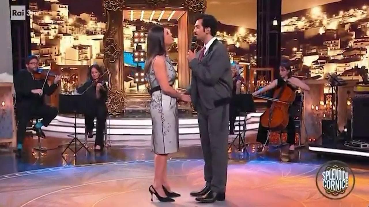 Mahmood in duetto con Geppi Cucciari: la versione di "Spunta la luna dal monte" è da brividi