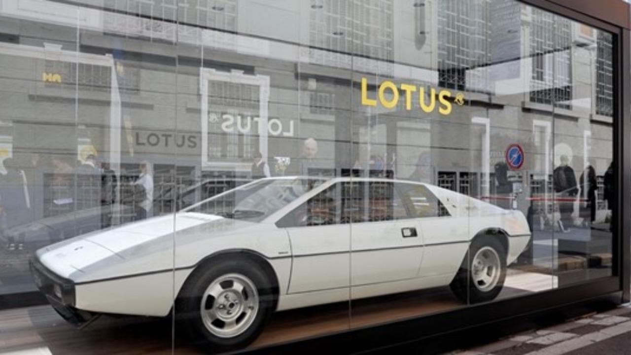 Lotus debutta alla Design Week: un viaggio tra passato, presente e futuro
