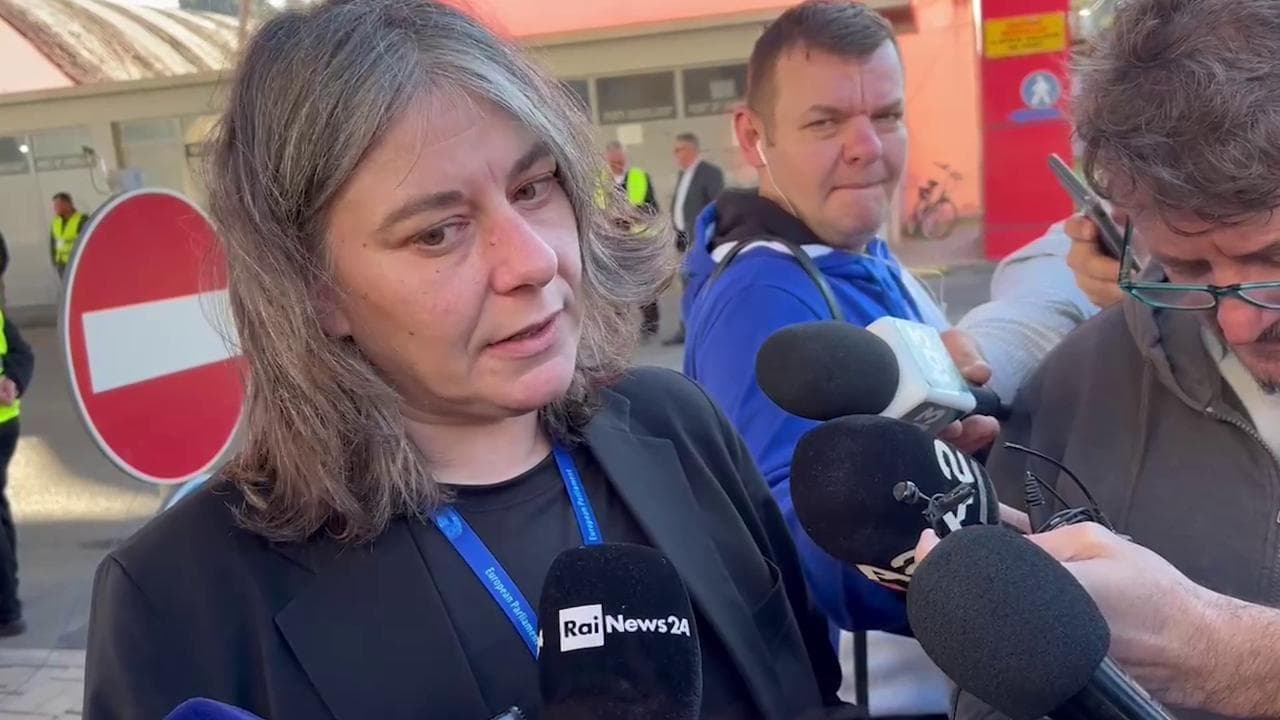 Cecilia Strada: "Migranti ammanettati durante lo sbarco"