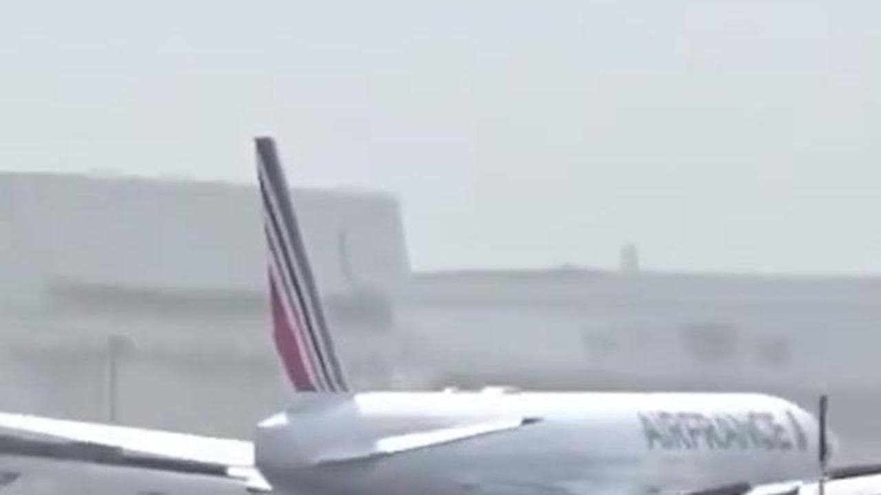 Giappone, le raffiche di vento complicano l'atterraggio: il Boeing oscilla e rimbalza sulla pista