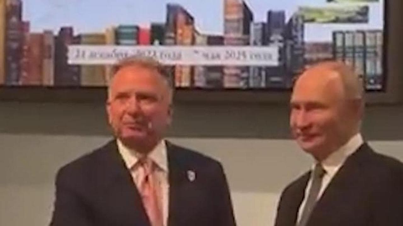 Witkoff con la mano sul cuore all'incontro con Putin: è polemica